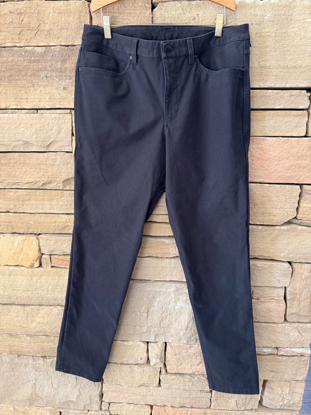 Lululemon black ABC pants in Utilitech fabric. 33 waist